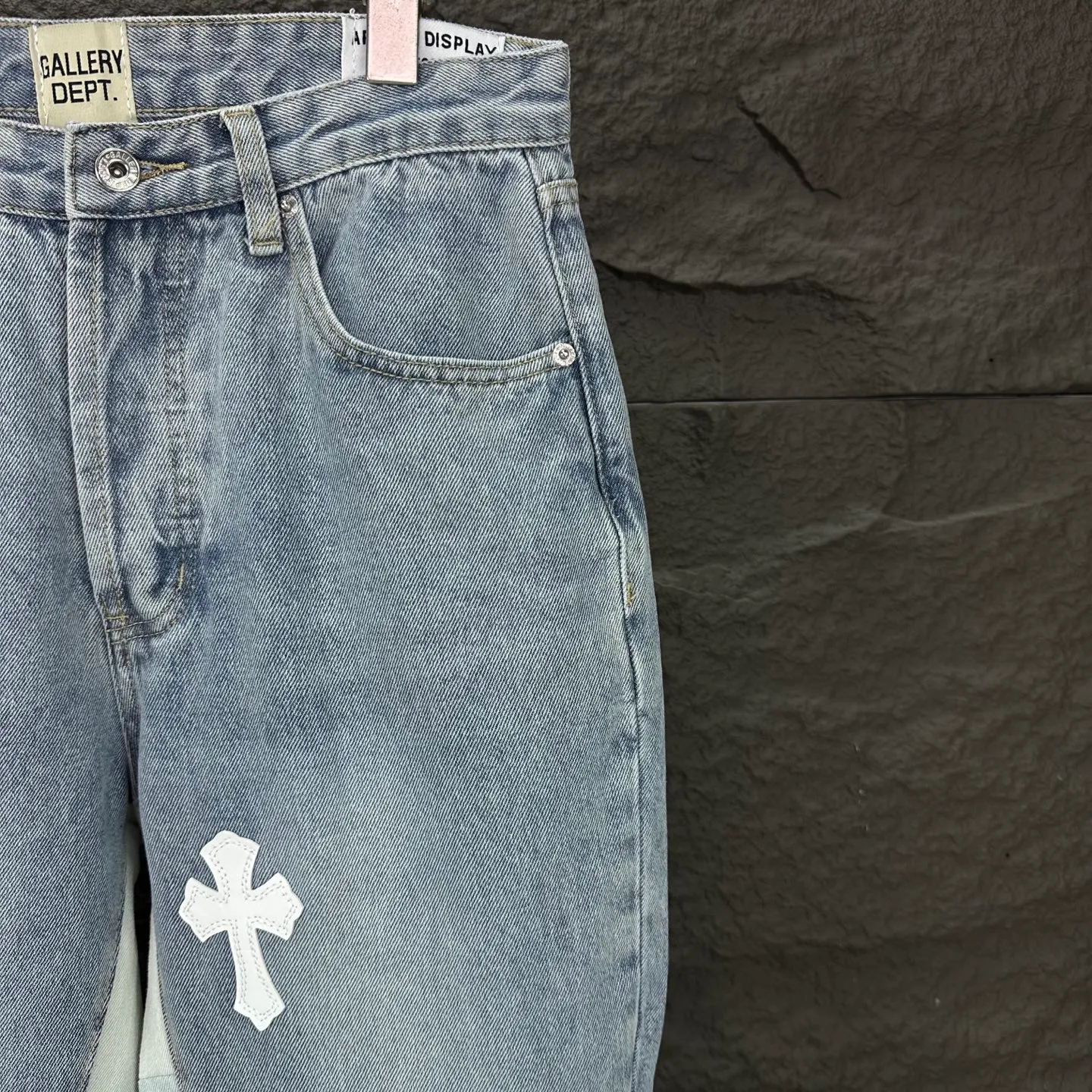 P260 GALLERY DEPT. & Croixin co-branded 2025 new spliced ​​white cross patch leather couple's bootcut jeans 🔥High version🔥High version🔥 Top ceiling quality Styles with different washed textures are very friendly to people with thin legs and thick legs. The bootcut version is very flattering to the leg shape. Moderate length that never goes out of style, easy to match with casually, basic styling for various styles, a must-have in the wardrobe! The fabric is stiff but also makes the upper body soft without losing texture. The washing process is even more perfect. It is a must-have item for everyone! ! ! Washed wheat, hangtag, pants label, complete with three labels Color: light blue Size: 28, 30, 32, 34, 36 (five sizes)
